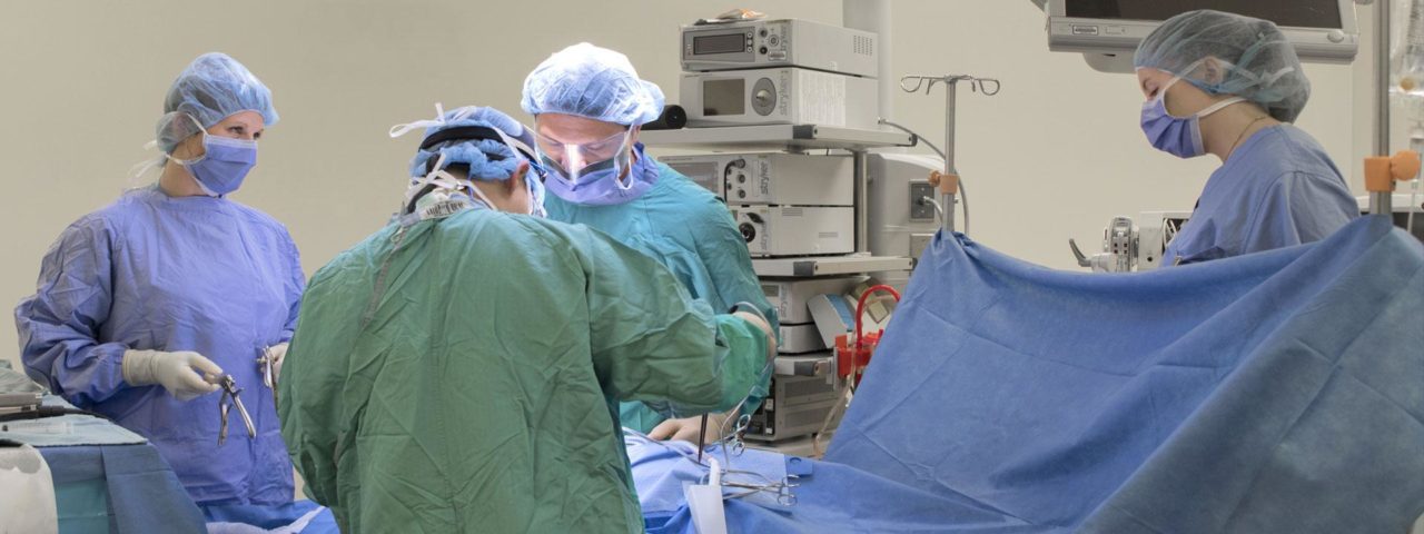 several doctors perform orthopaedic surgery